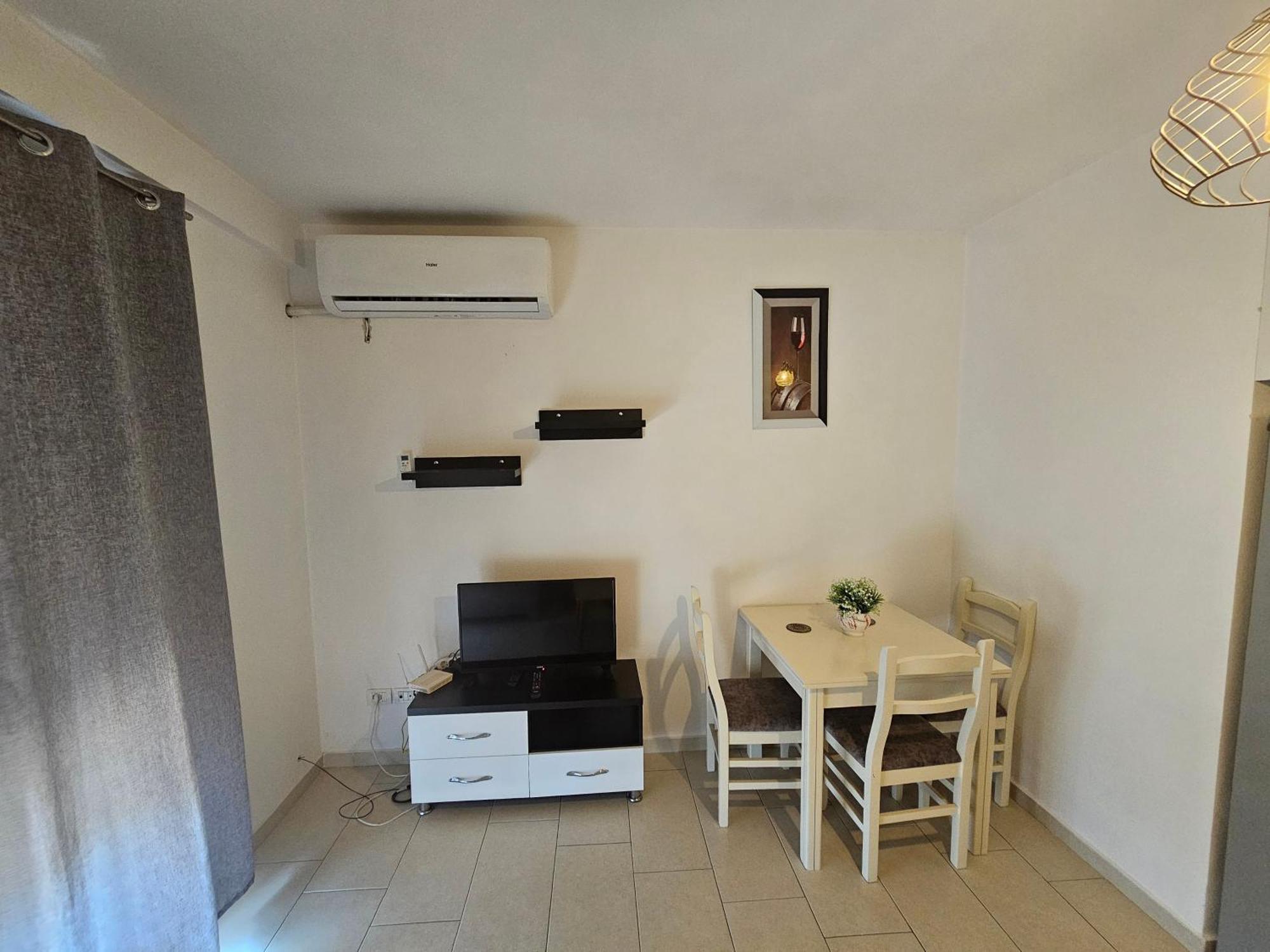 Bral 5 - Beachfront Apartment Durres