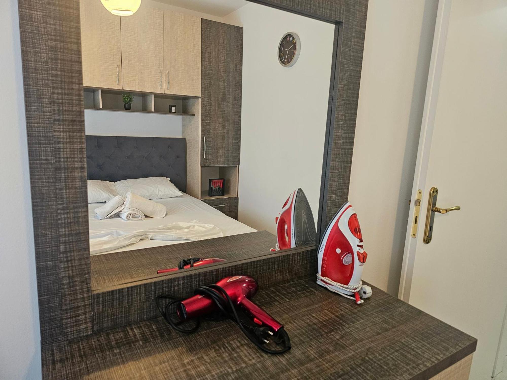 Bral 5 - Beachfront Apartment *