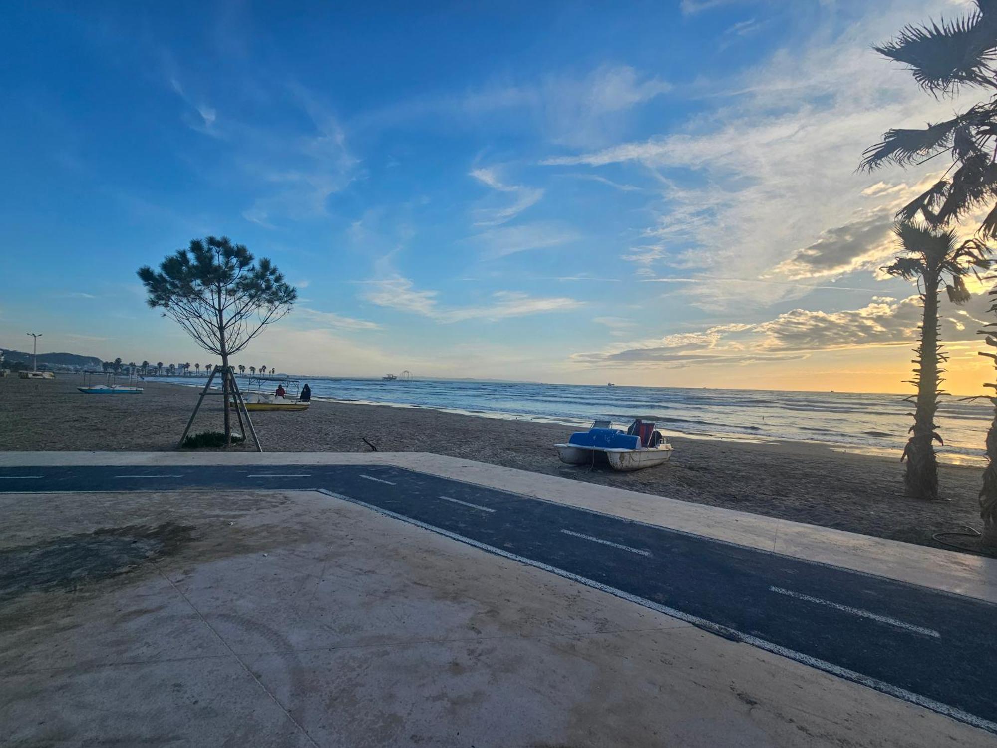 Bral 5 - Beachfront Apartment Durres